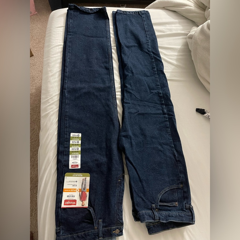 Im selling 2 pair of wrangler jeans 20 for both